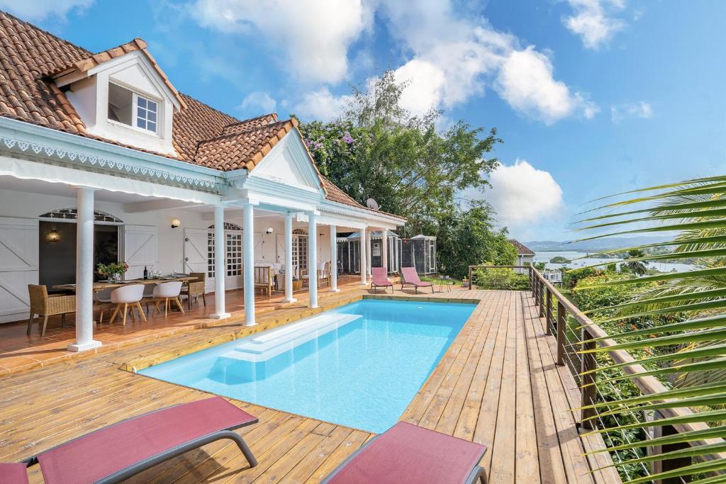 una imagen de una casa con piscina en Villa Caluma, magnifique villa de 3 chambres avec piscine et vue mer, accès rapide au golf, Trois ilets, en Les Trois-Îlets
