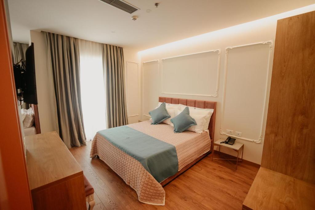Postel nebo postele na pokoji v ubytování Martiness Hotel Durres