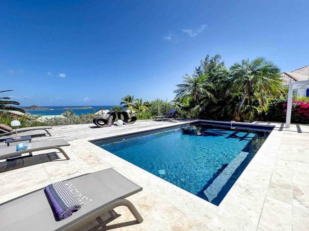 una piscina di fronte a una casa di Villa la Folie Douce, luxury and serenity, Orient Bay a Orient Bay