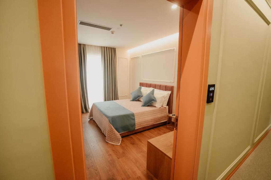 Postel nebo postele na pokoji v ubytování Martiness Hotel Durres