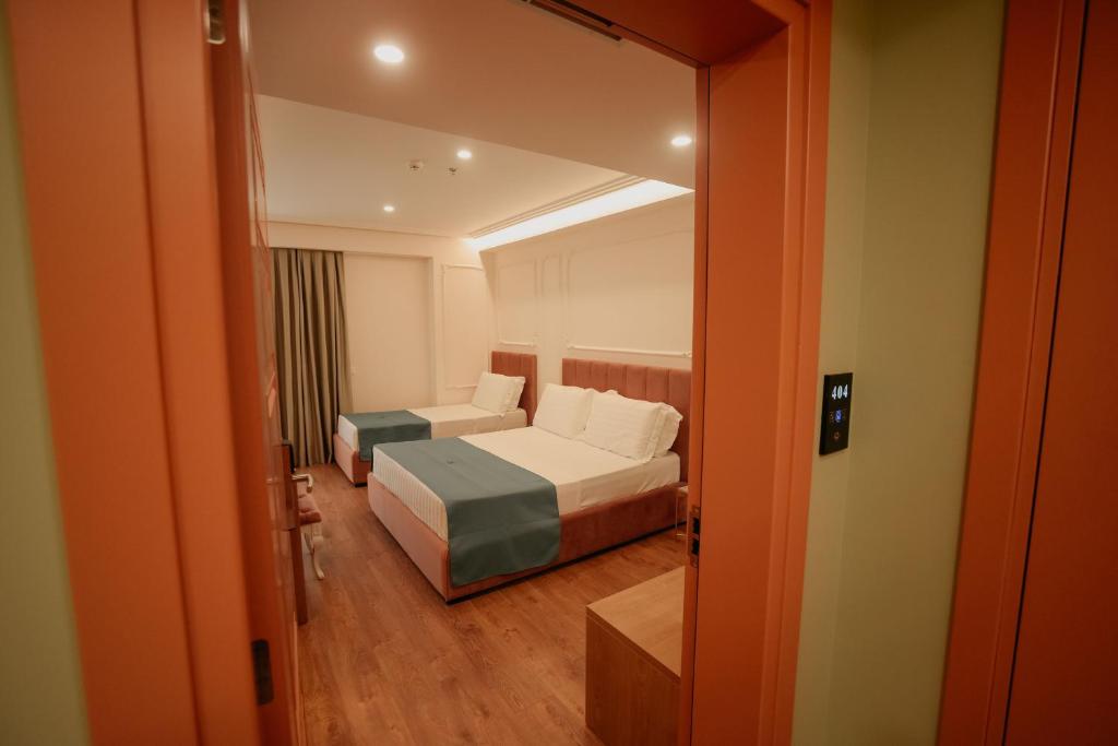 Postel nebo postele na pokoji v ubytování Martiness Hotel Durres