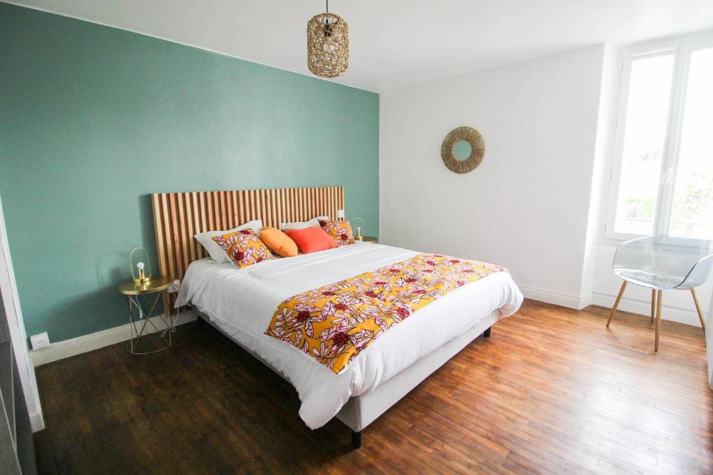 Posteľ alebo postele v izbe v ubytovaní Belle maison à Saint Cybard -Fibre,Jardin,Netflix