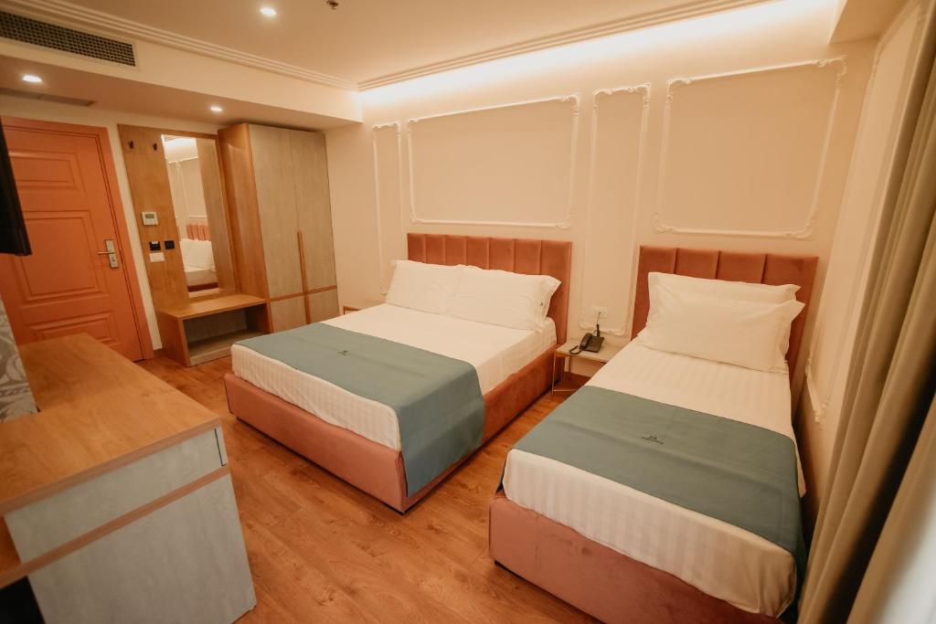 Postel nebo postele na pokoji v ubytování Martiness Hotel Durres