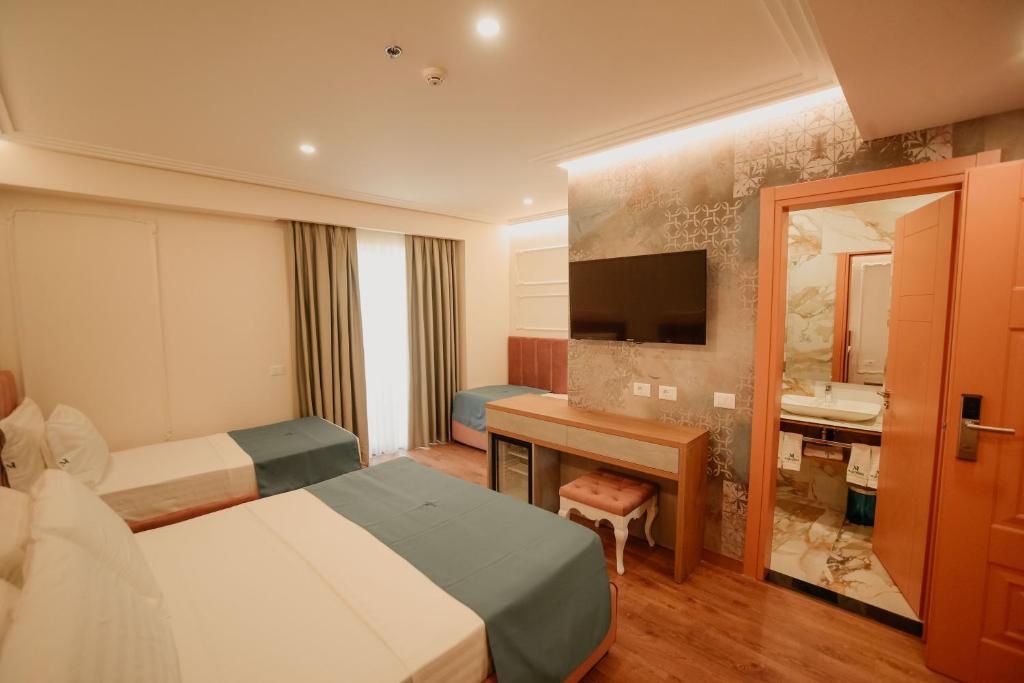 Postel nebo postele na pokoji v ubytování Martiness Hotel Durres