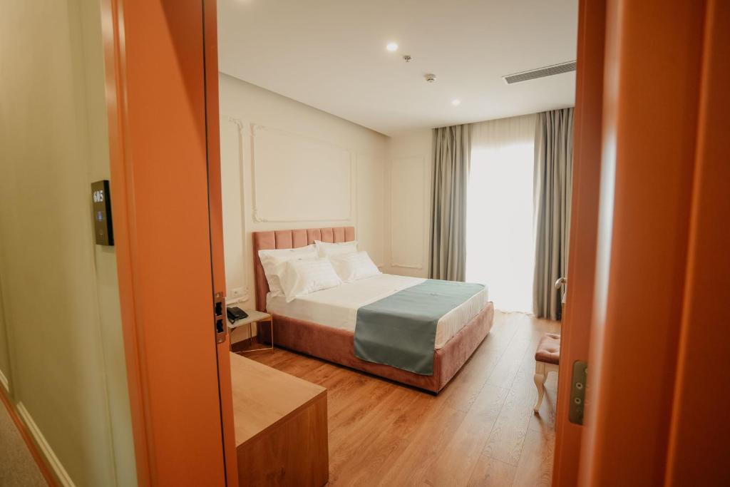Postel nebo postele na pokoji v ubytování Martiness Hotel Durres