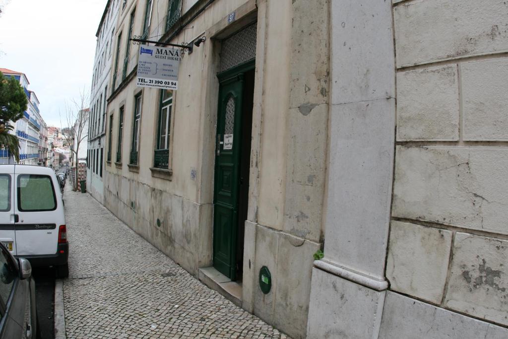リスボンにあるマナ ゲスト ハウスの建物側の緑の扉