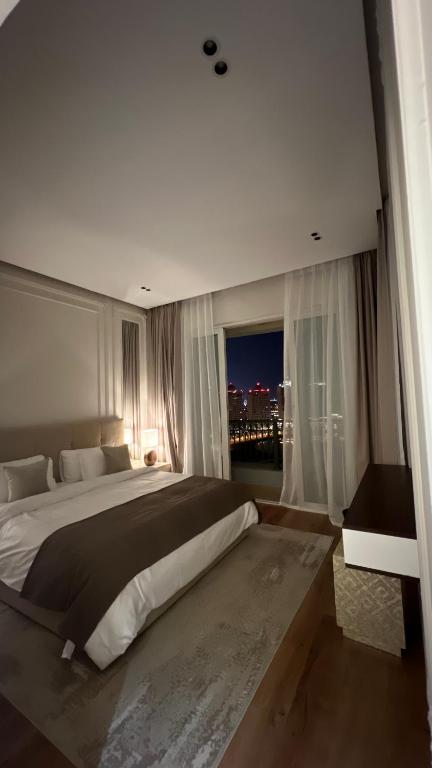 Postel nebo postele na pokoji v ubytování Beachfront Luxury Apartment-Pearl Island شقه مطله على الشاطئ بجزيرة اللؤلؤه