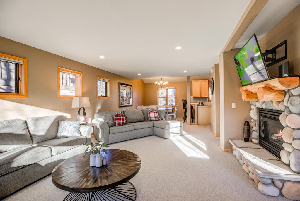 Istumisnurk majutusasutuses Crossroads Nordic Townhome: Spacious, On Bike Path