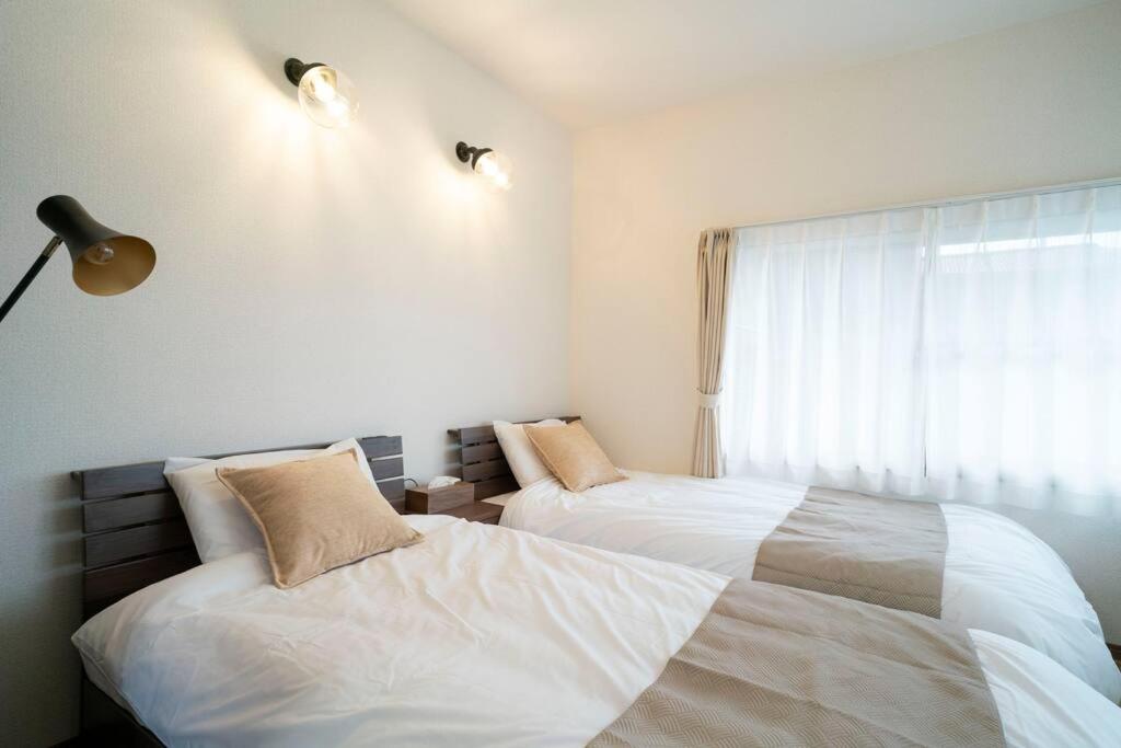 Una cama o camas en una habitación de 自然豊か棚田百選の棚田・道の駅・金剛山登山・釣り・ゴルフに便利/8名宿泊可広々一軒家/無料駐車場