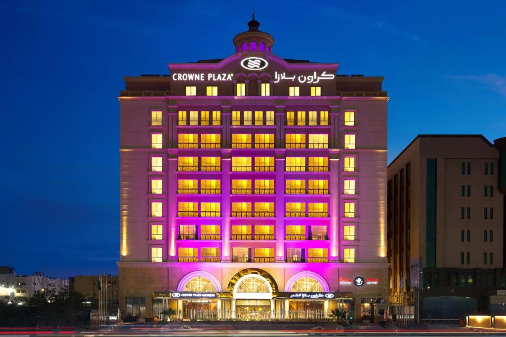 un gran edificio con una iluminación púrpura en Crowne Plaza Al Khobar, an IHG Hotel, en Al Khobar