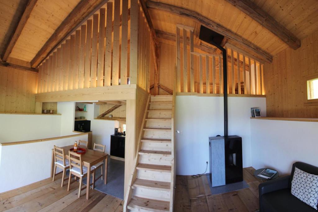 una habitación con una escalera en una casa pequeña en La Grange de Soulalex, en Orsières