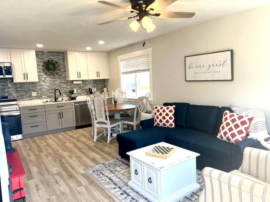 Η κουζίνα ή μικρή κουζίνα στο Guest Suites 1998 #2 - Restful 1 bedroom 1 bath Suite