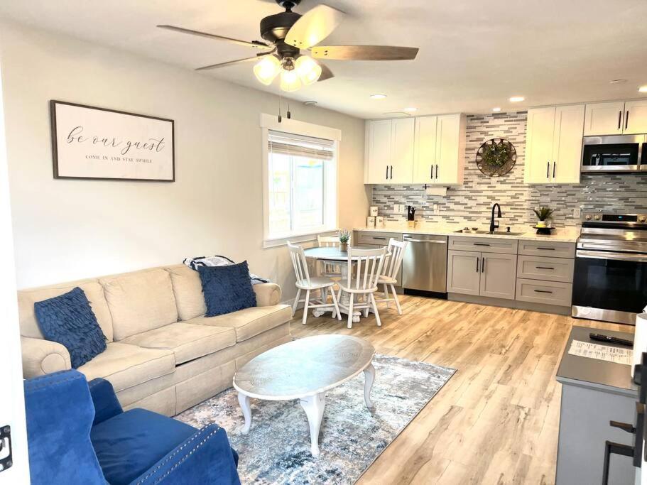 Η κουζίνα ή μικρή κουζίνα στο Guest Suites 1998 #1 - Charming 1 bedroom 1 bath Suite