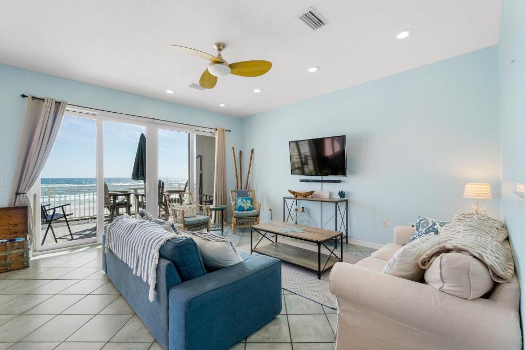 una sala de estar con 2 sofás y vistas al océano. en Turtle Ridge, en Pensacola Beach