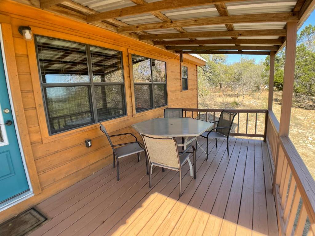 Rõdu või terrass majutusasutuses Walnut Canyon Cabins