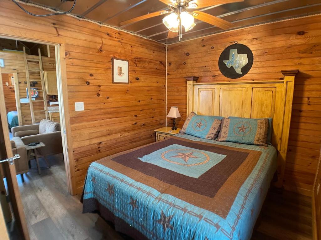 Voodi või voodid majutusasutuse Walnut Canyon Cabins toas