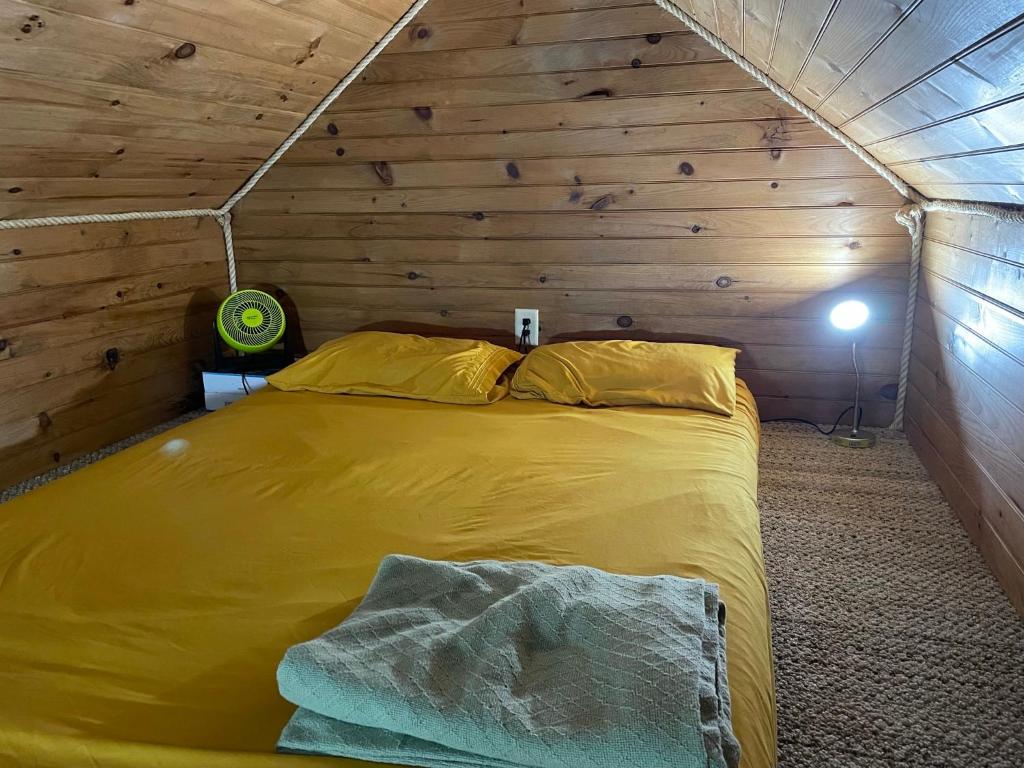 Voodi või voodid majutusasutuse Walnut Canyon Cabins toas