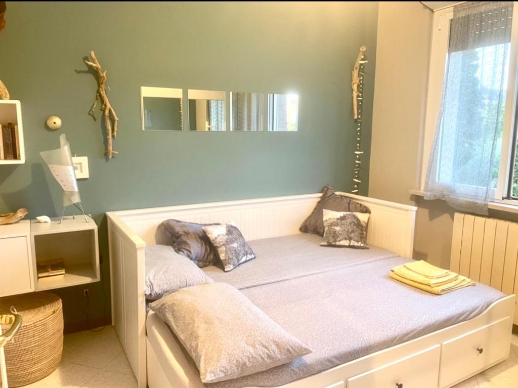 ein Bett mit zwei Kissen auf einem Zimmer in der Unterkunft Casa Ginestra Mare in Bordighera