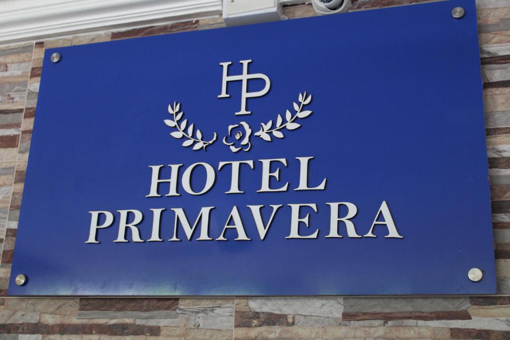 里奧阿查的住宿－HOTEL PRIMAVERA RIOHACHA，大楼内一家酒店药房的标志