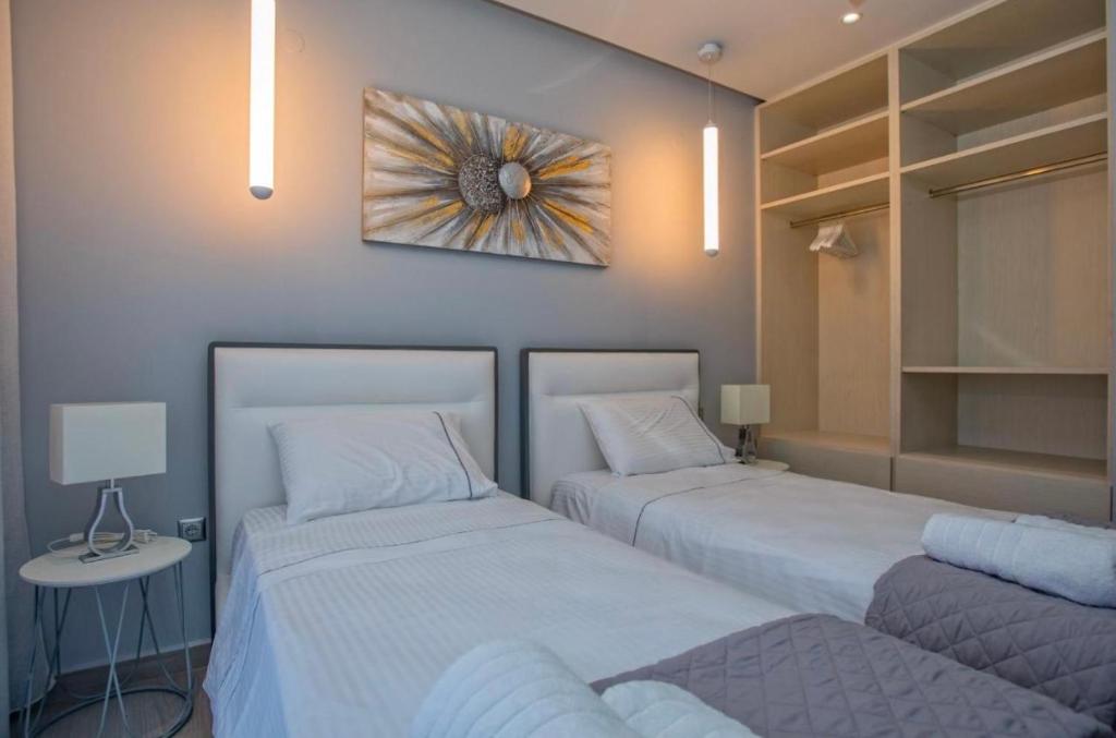 Łóżko lub łóżka w pokoju w obiekcie Avithos Blue Villas
