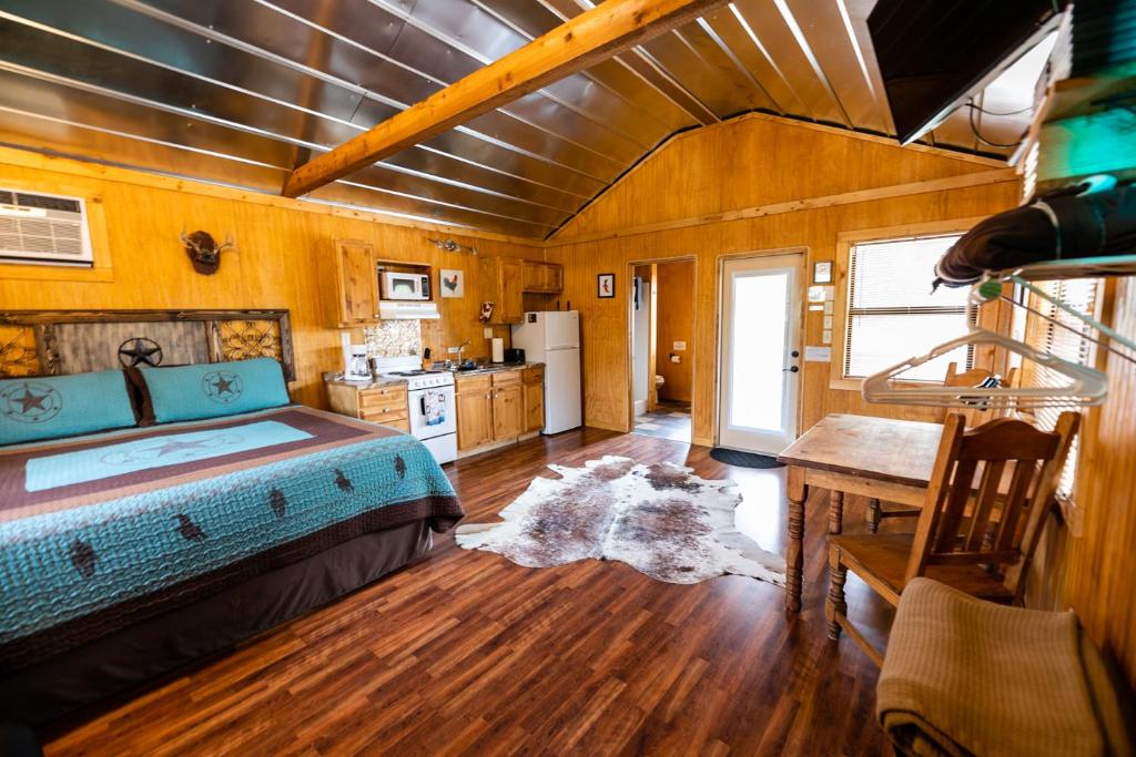 Televiisor ja/või meelelahutuskeskus majutusasutuses Walnut Canyon Cabins