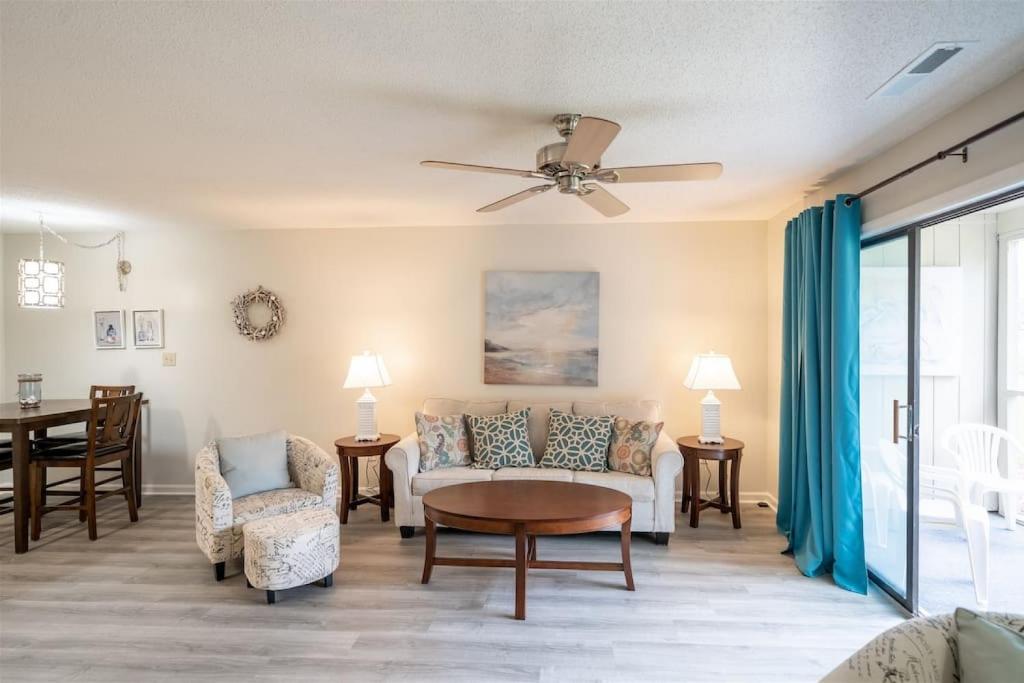 een woonkamer met een bank en een tafel bij Golf Colony Resort 36F in Myrtle Beach
