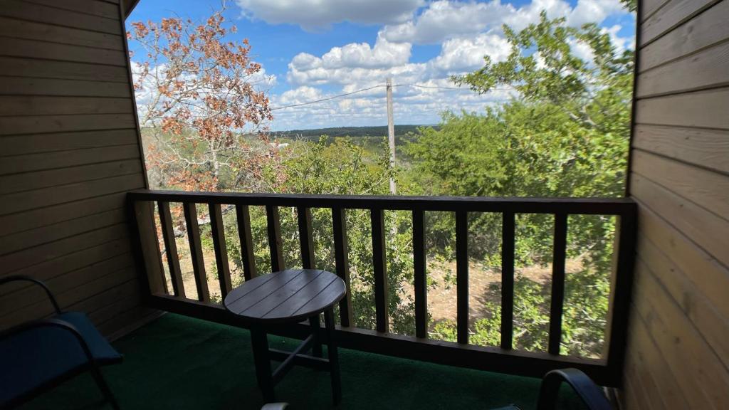 Rõdu või terrass majutusasutuses Walnut Canyon Cabins