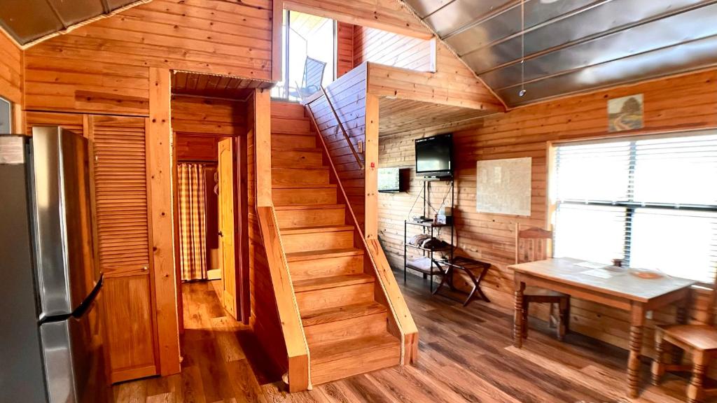 Televiisor ja/või meelelahutuskeskus majutusasutuses Walnut Canyon Cabins