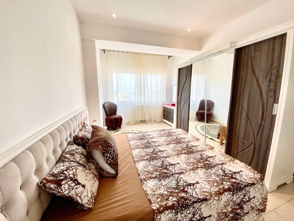 een persoon die op een bed in een slaapkamer ligt bij Tulipe appartement in Oran