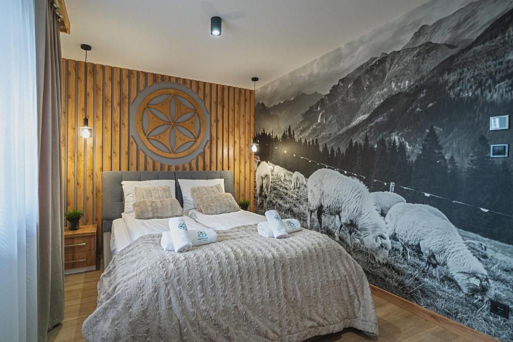Postel nebo postele na pokoji v ubytování Apartamenty Osada Antałówka Zakopane