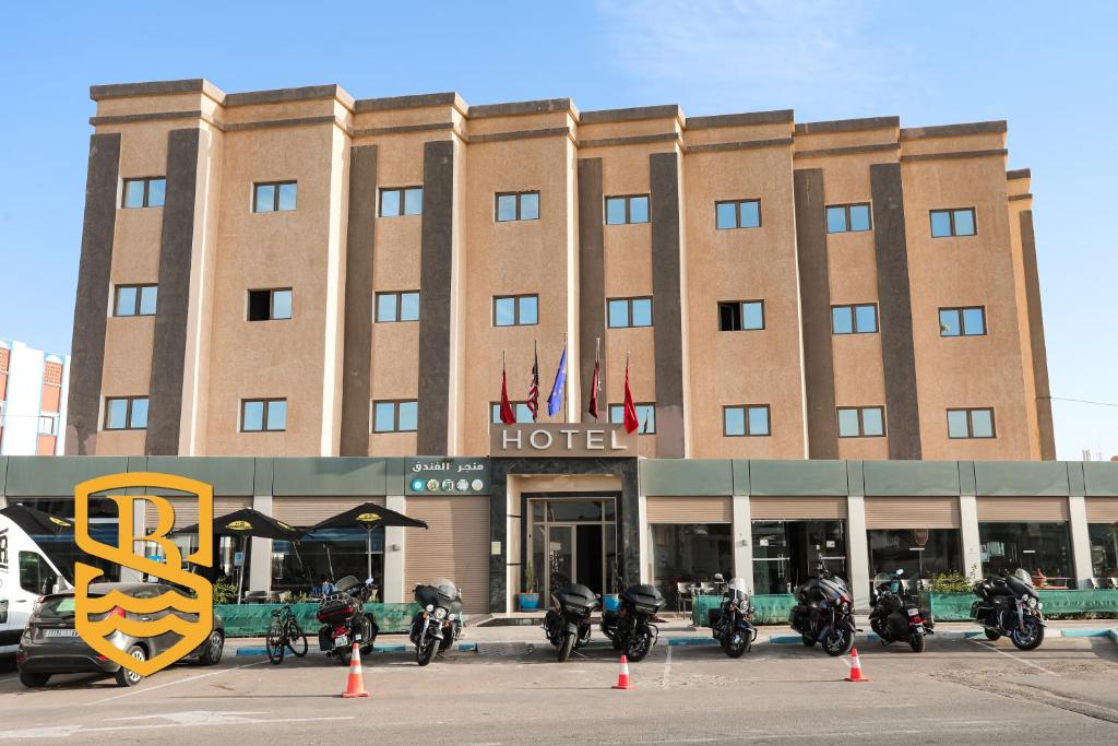 un groupe de motos garées devant un hôtel dans l'établissement HOTEL BEAUPORT, à Laâyoune