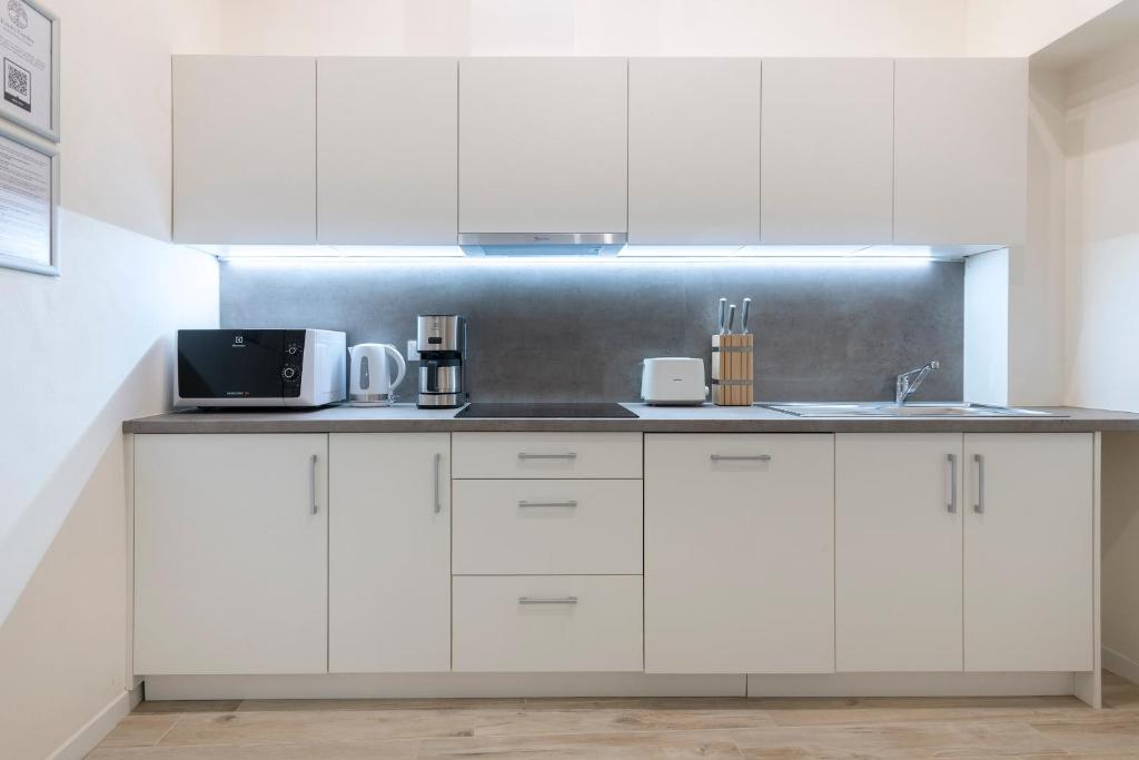 Kinsky Garden Apartments and Suites by Dwellfort - 10