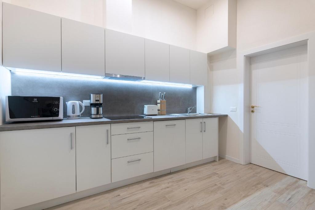 Kinsky Garden Apartments and Suites by Dwellfort - 11