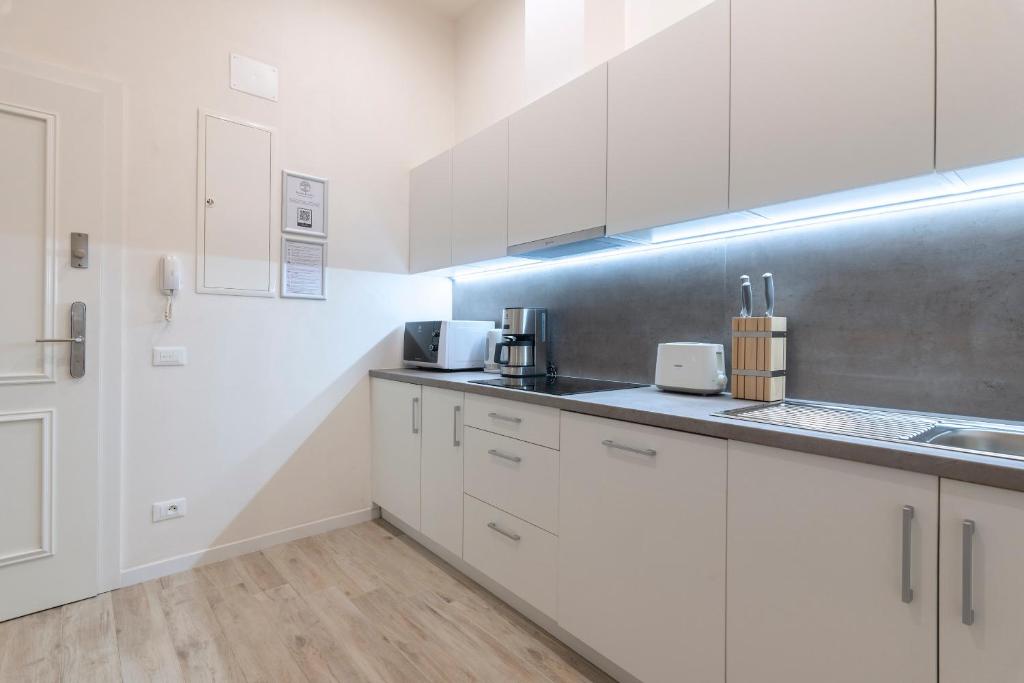 Kinsky Garden Apartments and Suites by Dwellfort - 9