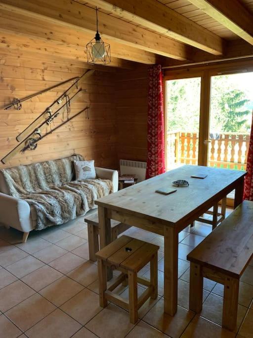 salon ze stołem i kanapą w obiekcie Chalet savoyard indépendant w mieście La Toussuire