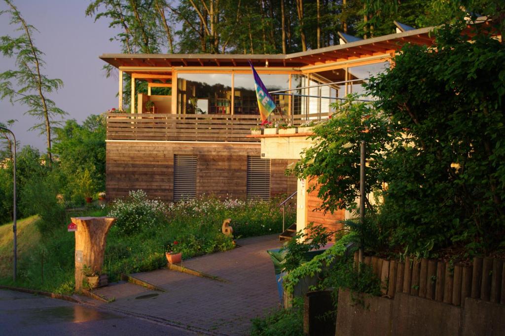 een huis met een balkon en een vlag erop bij B&B Sunnesite Pratteln in Pratteln