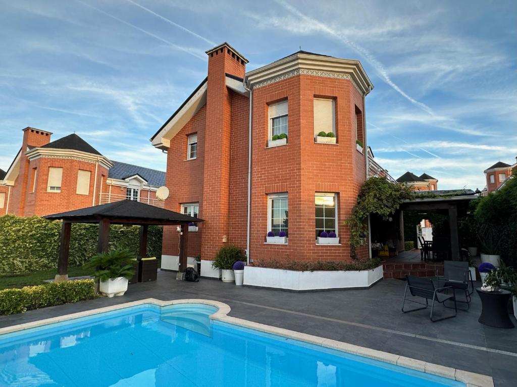 Bazén v ubytovaní !Chalet de lujo para vacaciones!... alebo v jeho blízkosti