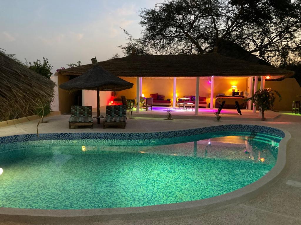 una piscina frente a una casa por la noche en Villa Kounzo, en Ndangane
