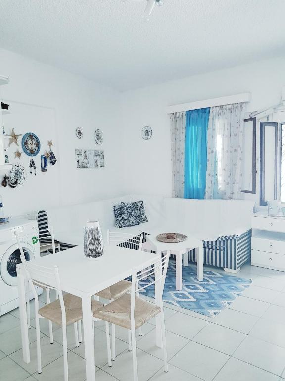 A seating area at Hippocampus Beach House