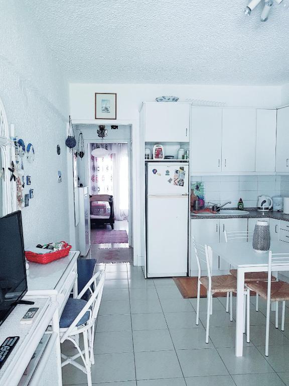 A kitchen or kitchenette at Hippocampus Beach House
