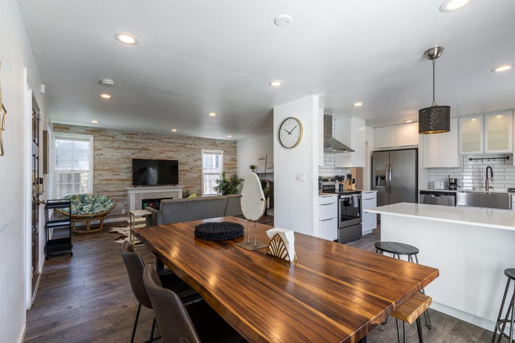 eine Küche und ein Wohnzimmer mit einem Holztisch und Stühlen in der Unterkunft Marbella Lane - Neat and Cozy Modern Home in East Palo Alto