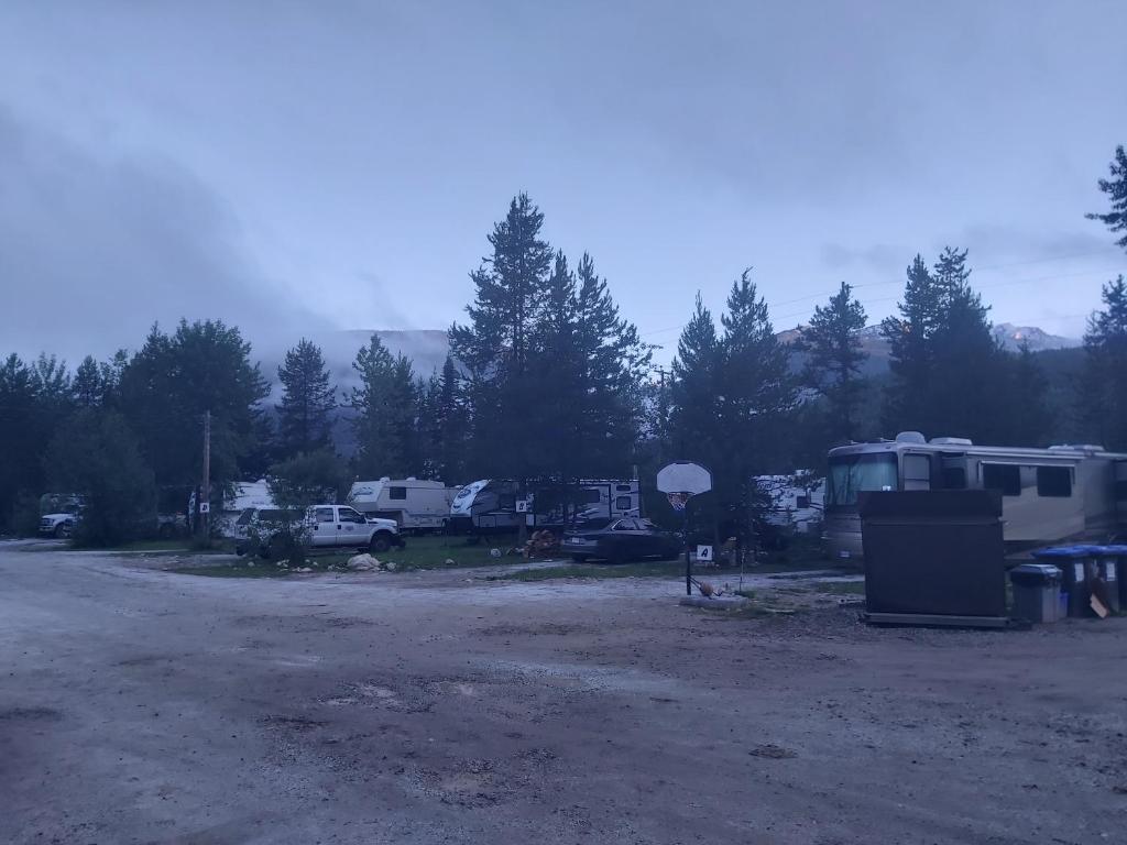 Blue River Campgrounds & Cabin-public washroom photo