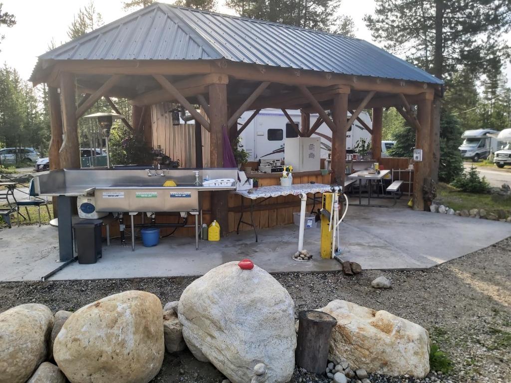 Blue River Campgrounds & Cabin-public washroom photo