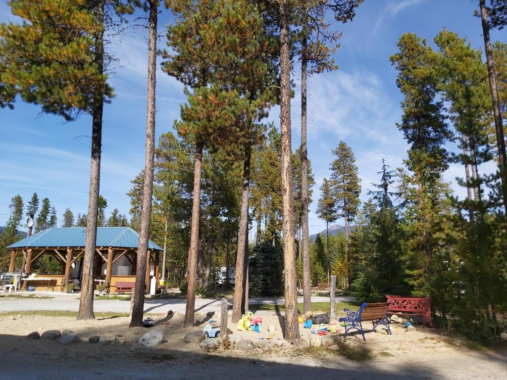 Blue River Campgrounds & Cabin-public washroom photo