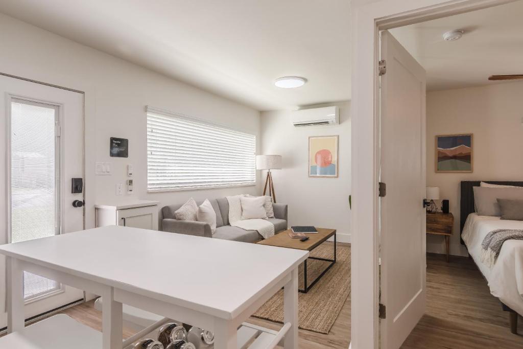 Postel nebo postele na pokoji v ubytování Luxury Tiny Home 2 Miles from Downtown Orlando