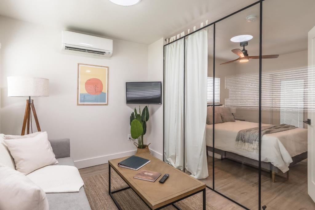 Postel nebo postele na pokoji v ubytování Luxury Tiny Home 2 Miles from Downtown Orlando