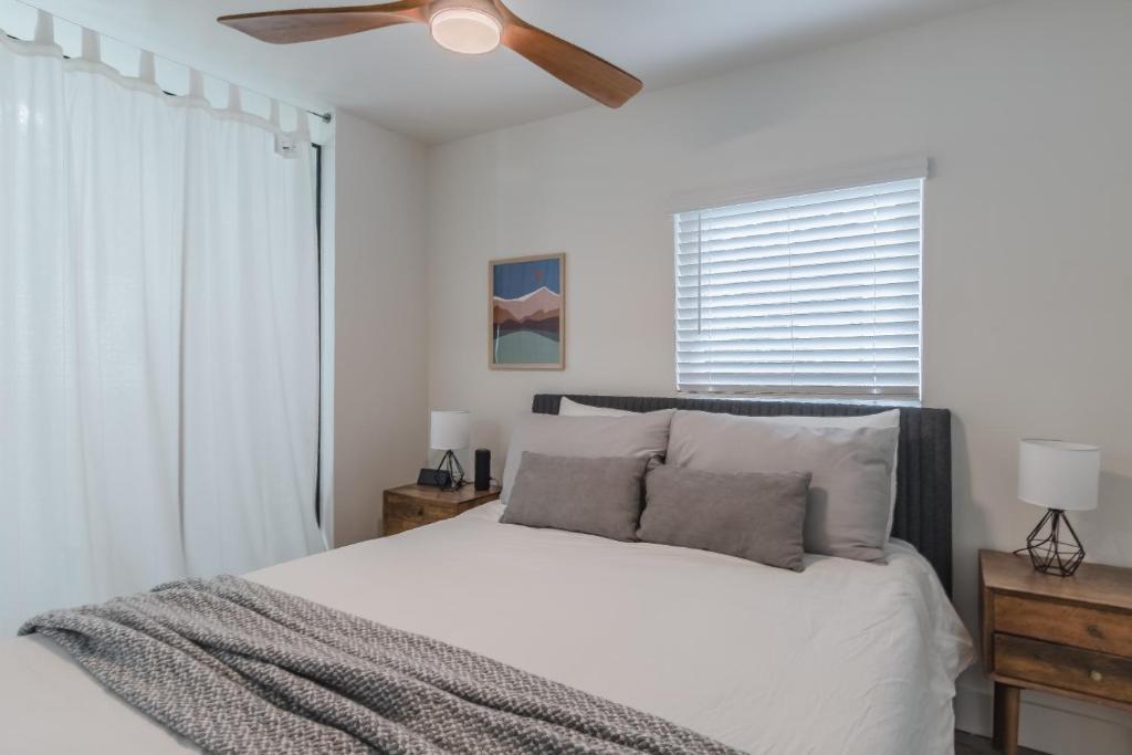 Postel nebo postele na pokoji v ubytování Luxury Tiny Home 2 Miles from Downtown Orlando
