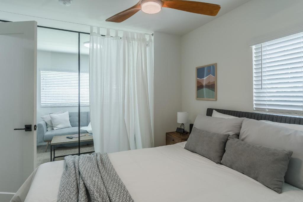 Postel nebo postele na pokoji v ubytování Luxury Tiny Home 2 Miles from Downtown Orlando