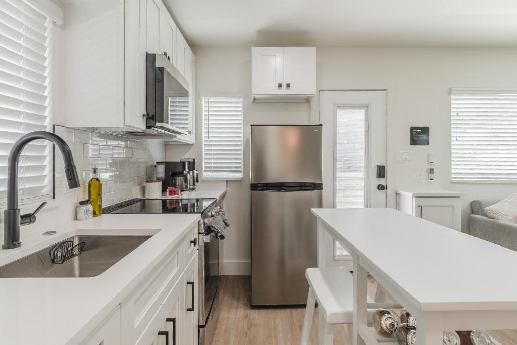 Kuchyň nebo kuchyňský kout v ubytování Luxury Tiny Home 2 Miles from Downtown Orlando