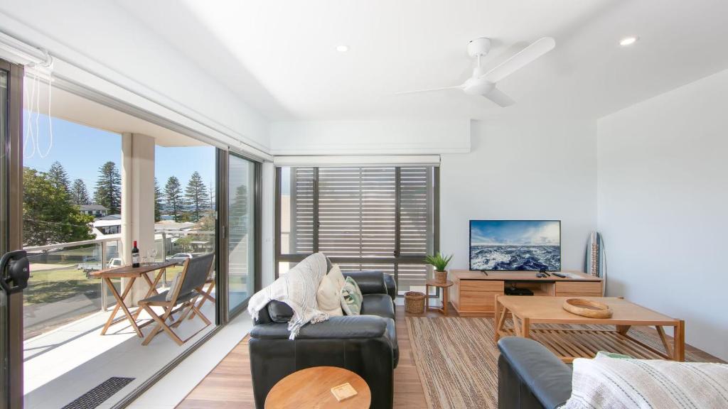 un salon avec un canapé et une table dans l'établissement Talinga 4, à Yamba